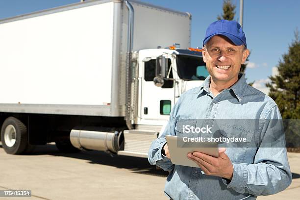 Trucker コンピュータタブレット - トラック運転手のストックフォトや画像を多数ご用意 - トラック運転手, 白人, 白色