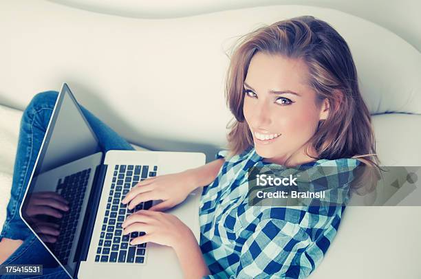 Giovane Donna Con Laptop - Fotografie stock e altre immagini di Adulto - Adulto, Ambientazione interna, Beautiful Woman