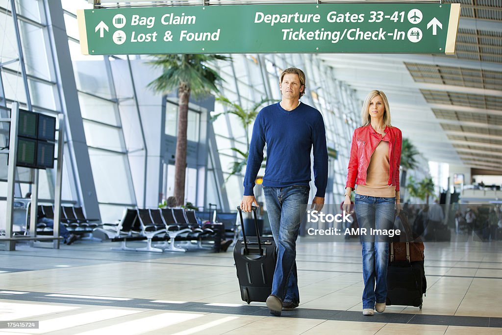 Paar in einem Flughafen mit Koffer. - Lizenzfrei Abenteuer Stock-Foto