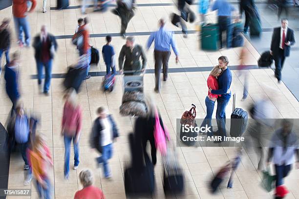 Paar Empfangen In Überfüllten Flughafen Stockfoto und mehr Bilder von Flughafen - Flughafen, Beengt, Menschenmenge