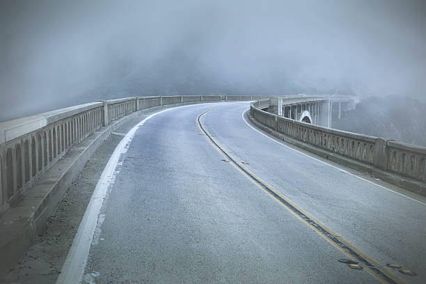 bixby bridge, big sur, kalifornien, usa - fog bridge california balance stock-fotos und bilder