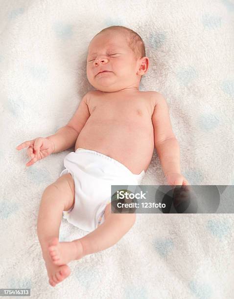 Neonato - Fotografie stock e altre immagini di Bebé - Bebé, Dormire, Nudo