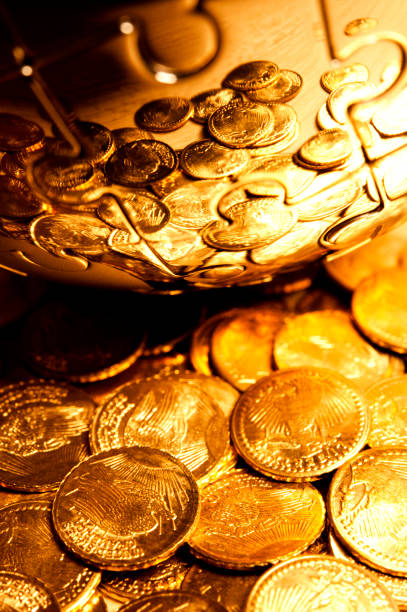 kalte münzen, reflektion über einen spiegel puzzle - global finance currency earth macro stock-fotos und bilder