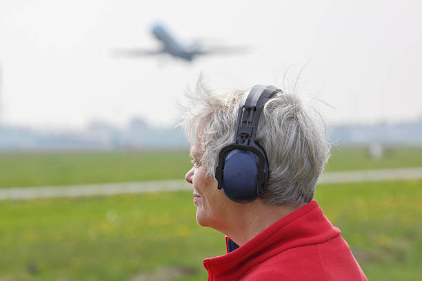 アクティブ女性のシニア、耳保護 - decibels ストックフォトと画像