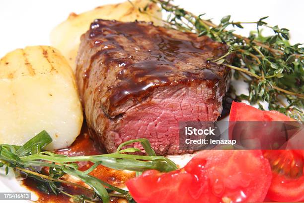 Foto de Suculento Filémignon Com Ervas E Legumes e mais fotos de stock de Batatas Prontas - Batatas Prontas, Bife, Bife de Filé