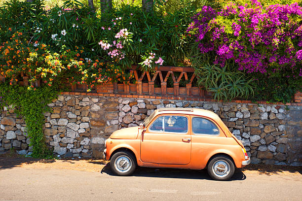 manhã de taormina e adorável pequeno italiano car - sicily - fotografias e filmes do acervo