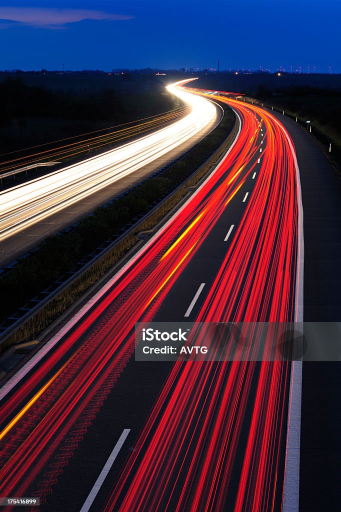 Bewegungsunschärfe Auto Lichter auf der Autobahn bei Nacht - Lizenzfrei Kurvenreiche Straße Stock-Foto