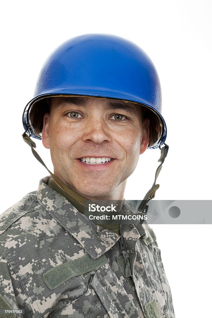 Soldato sorridente nel casco - Foto stock royalty-free di Abbigliamento mimetico
