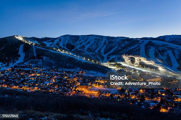 Photo libre de droit de Crépuscule Vue Sur Le Parc Et La Ville Éclatante banque d'images et plus d'images libres de droit de Park City - Utah - Park City - Utah, Utah, Crépuscule