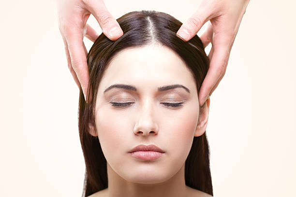 massagem de cabeça - head massage massaging facial massage beautician - fotografias e filmes do acervo