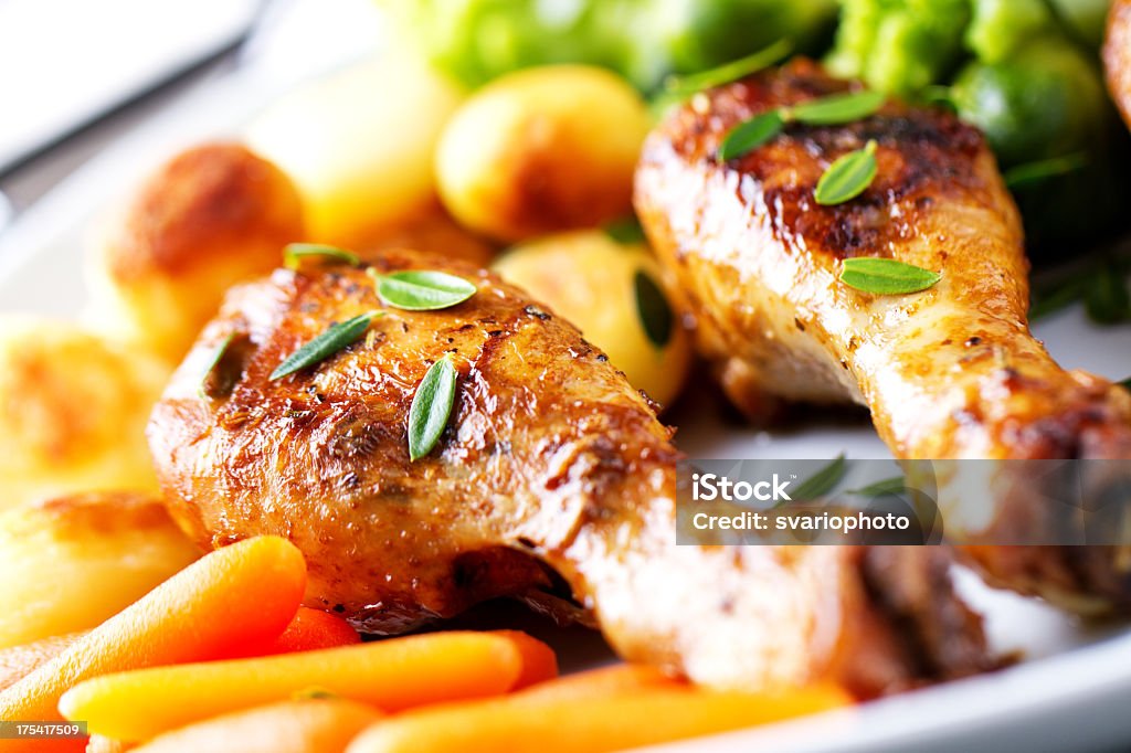 Pollo asado con verduras mixtas - Foto de stock de Al horno libre de derechos