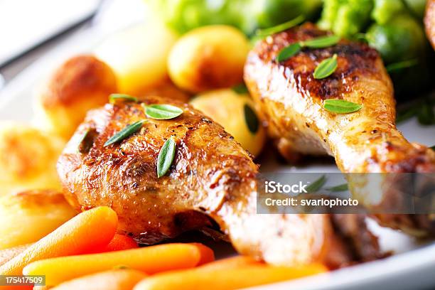 Pollo Asado Con Verduras Mixtas Foto de stock y más banco de imágenes de Al horno - Al horno, Alimento, Alimentos cocinados