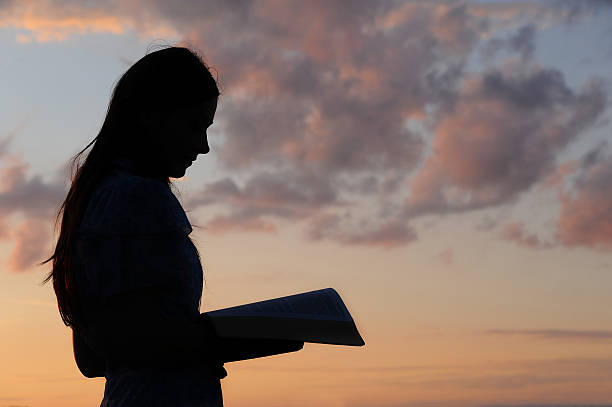 young girl lectura - christian mujer leyendo la biblia fotografías e imágenes de stock
