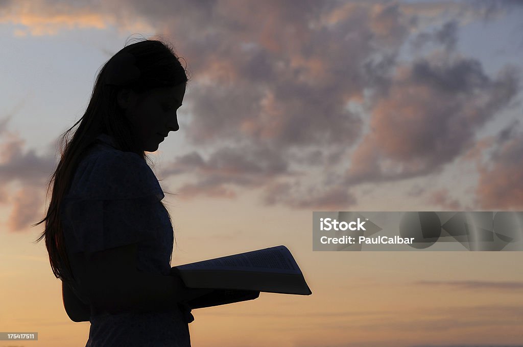 Jovem menina lendo - Foto de stock de Bíblia royalty-free