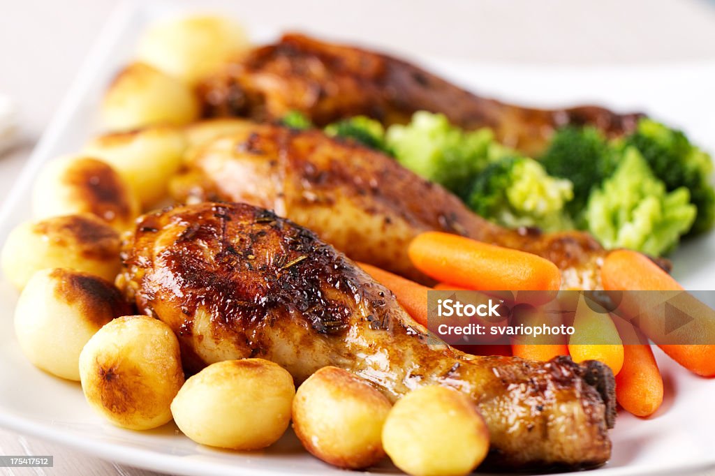 Frango Assado com as misturas de produtos hortícolas - Royalty-free Alecrim Foto de stock