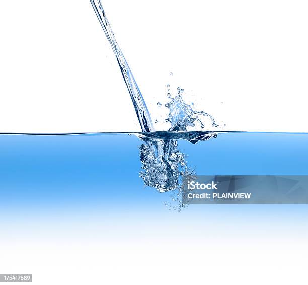 Verter Agua Foto de stock y más banco de imágenes de Beber - Beber, Plano - Descripción física, Abstracto