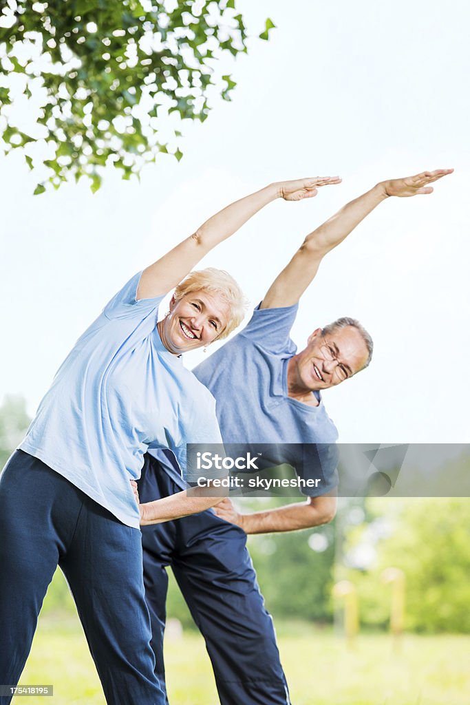 Schönes Älteres Paar Ausübung. - Lizenzfrei Dehnen Stock-Foto