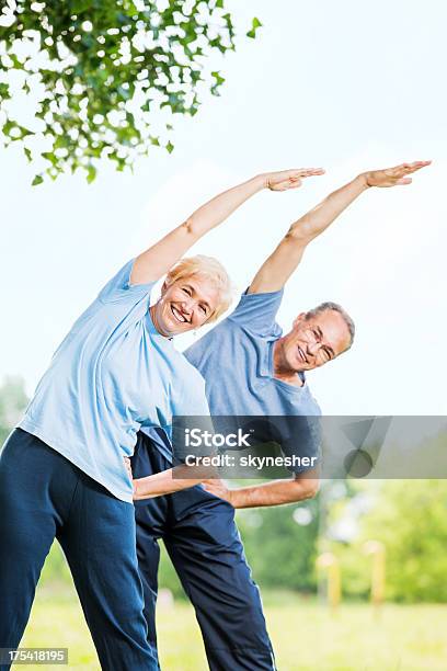 Schönes Älteres Paar Ausübung Stockfoto und mehr Bilder von Dehnen - Dehnen, Glücklichsein, Sommer