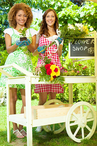 mulheres em pé e segurando buquê de fora florista. - owner african ethnicity cable car full length - fotografias e filmes do acervo