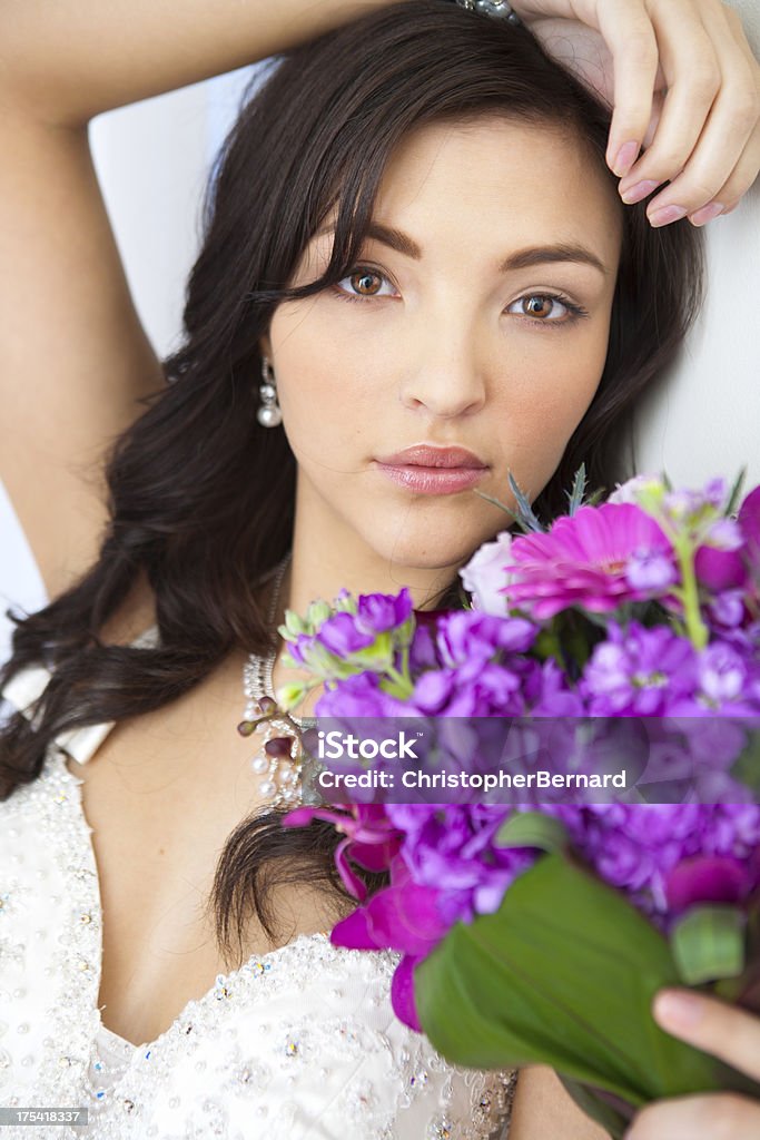 Linda noiva inclinada na parede - Foto de stock de 20-24 Anos royalty-free