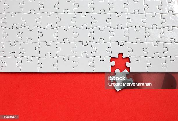 Puzzle Con Falta Una Pieza Foto de stock y más banco de imágenes de Juegos de adivinanza - Juegos de adivinanza, Pieza de rompecabezas, Rojo