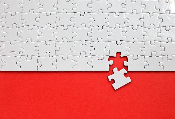 puzzle avec une pièce manquante - jigsaw puzzle teamwork puzzle red photos et images de collection