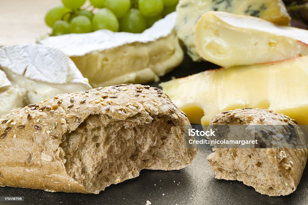 Plateau de fromages et de pain gros plan - Photo de Aliment libre de droits