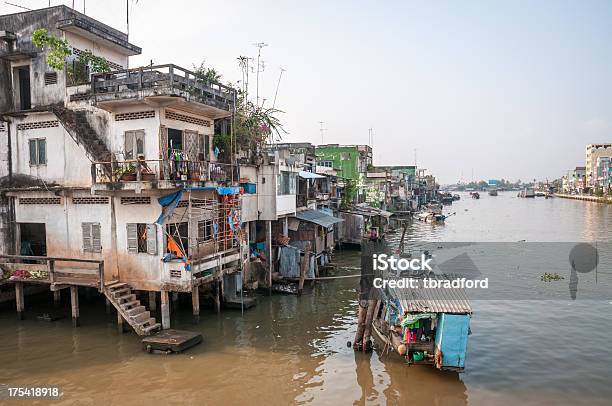 Casas No Rio Mekong No Vietname - Fotografias de stock e mais imagens de Ao Ar Livre - Ao Ar Livre, Arquitetura, Bairro de Lata