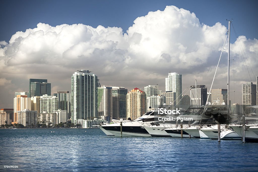 Горизонт Майами Флорида в дневное время - Стоковые фото Архитектура роялти-фри