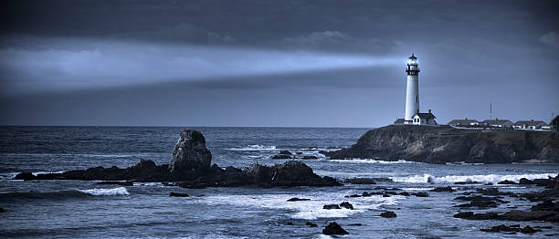o mar e o farol de pigeon point, califórnia - lighthouse storm sea panoramic - fotografias e filmes do acervo