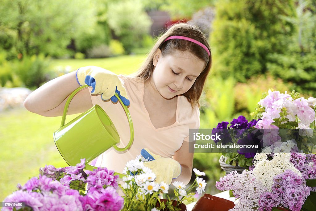 Fille dans le jardin - Photo de Adolescence libre de droits