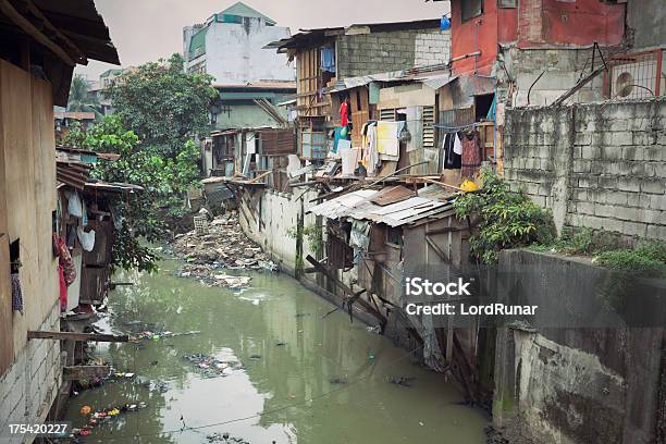 Shacks Wzdłuż Wody W Manili Filipiny - zdjęcia stockowe i więcej obrazów Ścieki - Ścieki, Slumsy, Prostota