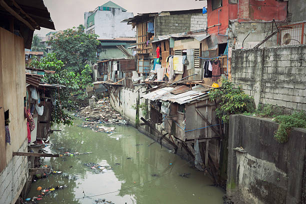 shacks ao longo da água em manila, filipinas - poverty ugliness residential structure usa - fotografias e filmes do acervo