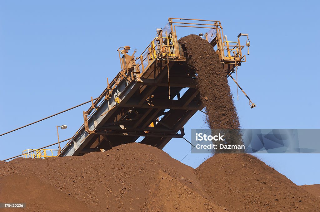 Minerai de fer être transportés sur un stock. - Photo de Industrie minière libre de droits