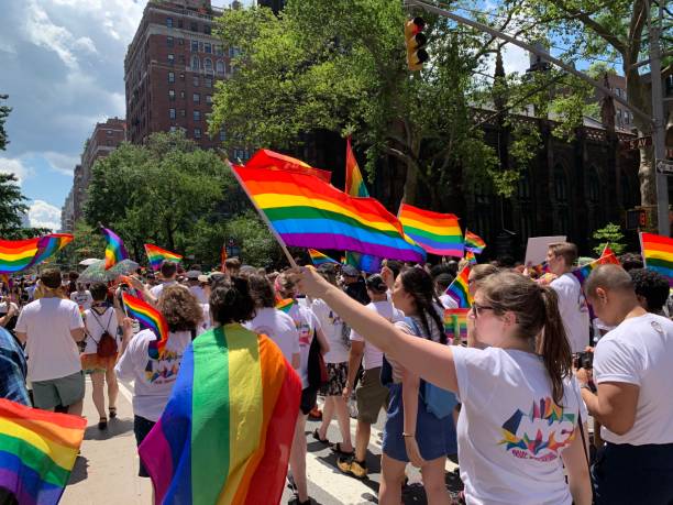 agitando a bandeira do orgulho - flag gay man american culture rainbow - fotografias e filmes do acervo