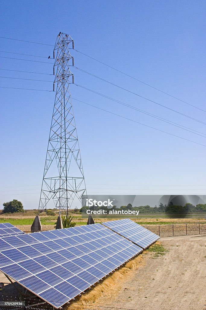 ソーラーパネルと通信塔 - グリーンテクノロジーのロイヤリティフリーストックフォト
