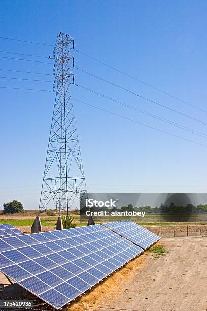 Painéis Solares E Torre De Transmissão - Fotografias de stock e mais imagens de Cabo - Cabo, Cabo de Alta-tensão, Central de Energia Solar