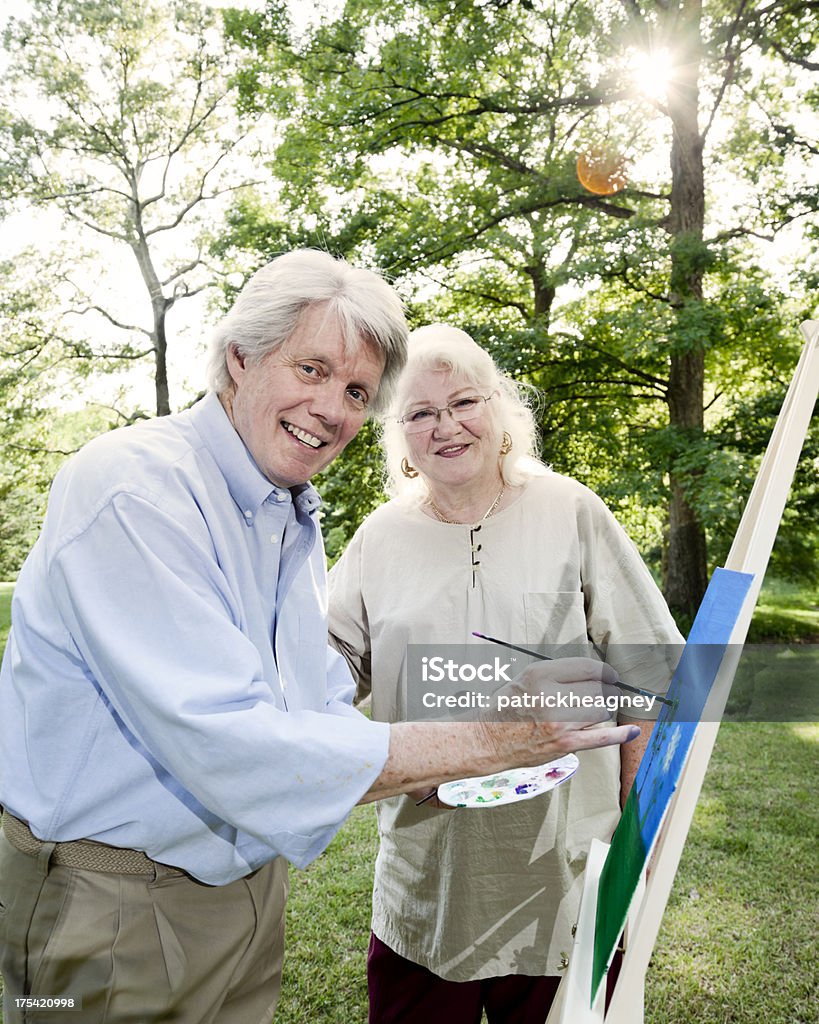 Coppia Senior pittura nel parco - Foto stock royalty-free di 60-69 anni
