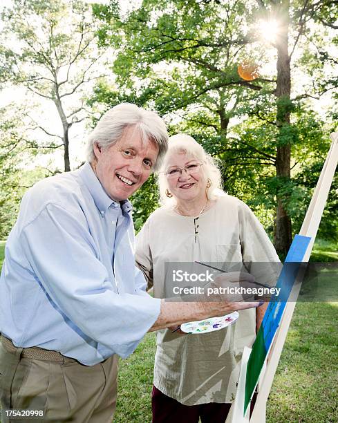 Coppia Senior Pittura Nel Parco - Fotografie stock e altre immagini di 60-69 anni - 60-69 anni, 70-79 anni, Adulto