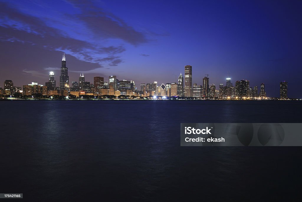 Skyline von Chicago bei Nacht - Lizenzfrei Abenddämmerung Stock-Foto