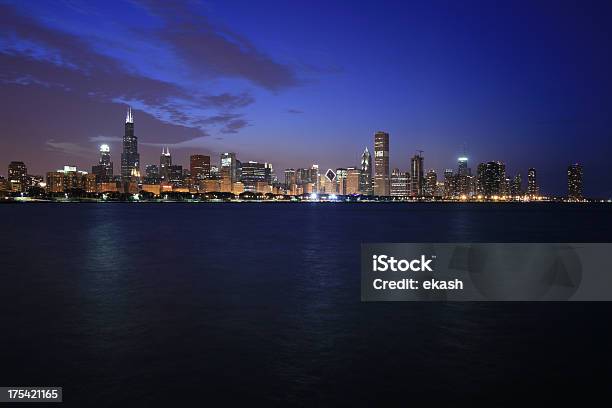 Skyline Von Chicago Bei Nacht Stockfoto und mehr Bilder von Abenddämmerung - Abenddämmerung, Bauwerk, Berufliche Beschäftigung