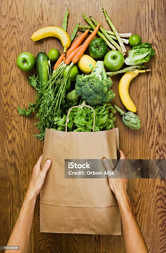 Sac avec des légumes - Photo de Sachet en papier libre de droits