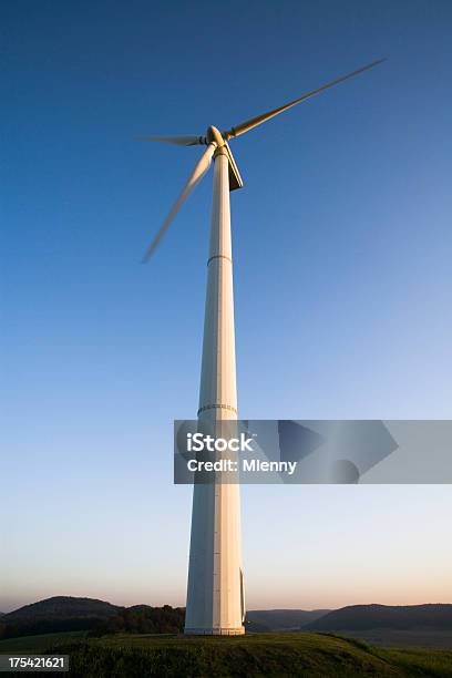 Foto de Turbinas Eólicas Do Crepúsculo e mais fotos de stock de Ajardinado - Ajardinado, Azul, Beleza