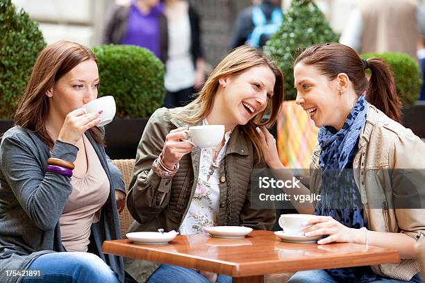 젊은 여자대표 즐거운 술마시기 커피 적합합니다 3 명에 대한 스톡 사진 및 기타 이미지 - 3 명, 가리키기, 낮