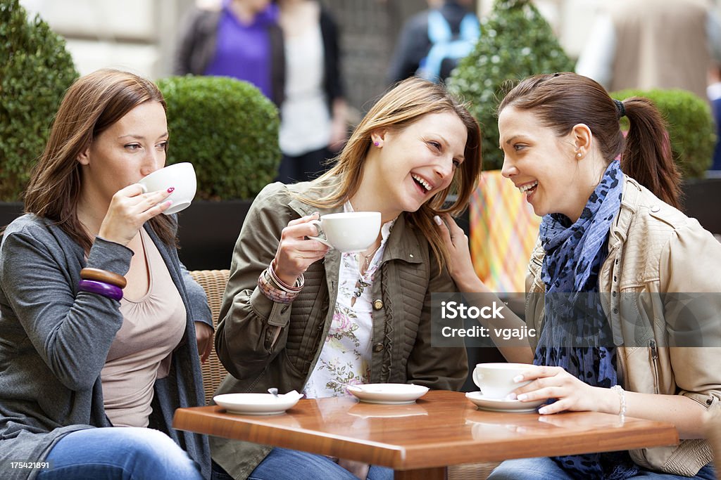 Молодые женщины, весело пить кофе на открытом воздухе. - Стоковые фото Беззаботный роялти-фри