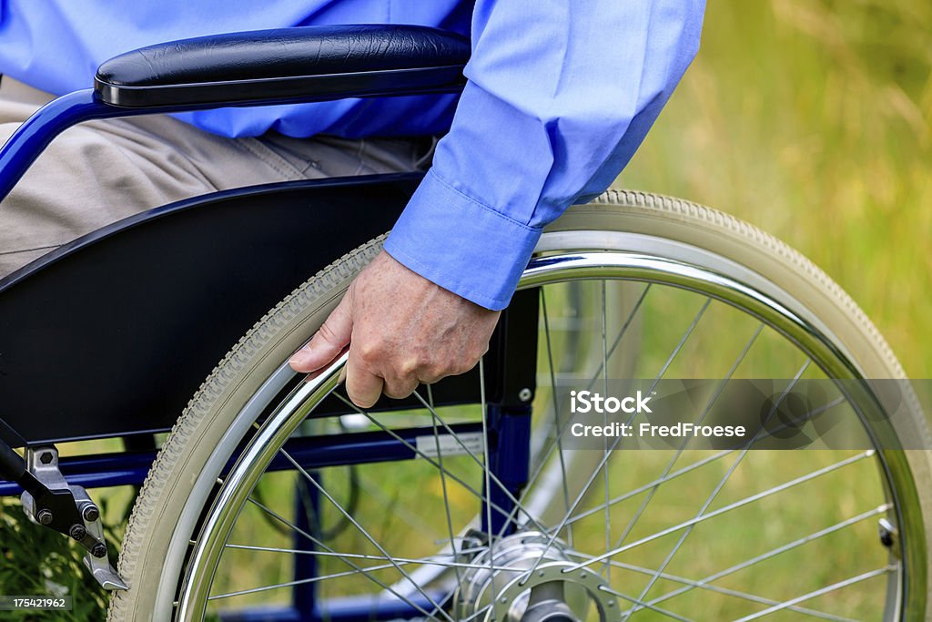 Älterer Mann sitzt auf einem Rollstuhl - Lizenzfrei 70-79 Jahre Stock-Foto