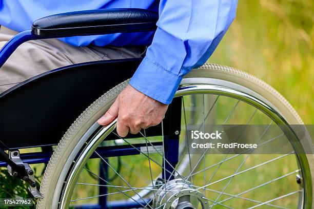 Älterer Mann Sitzt Auf Einem Rollstuhl Stockfoto und mehr Bilder von 70-79 Jahre - 70-79 Jahre, Aktiver Senior, Alter Erwachsener