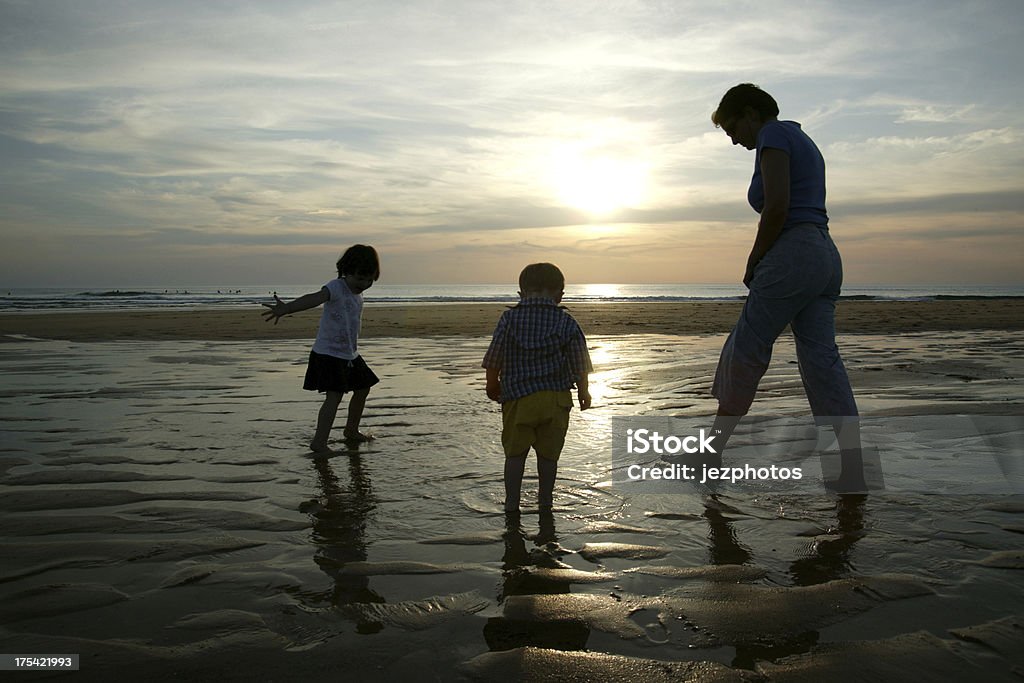 Семья на Пляж заката - Стоковые фото Веселье роялти-фри