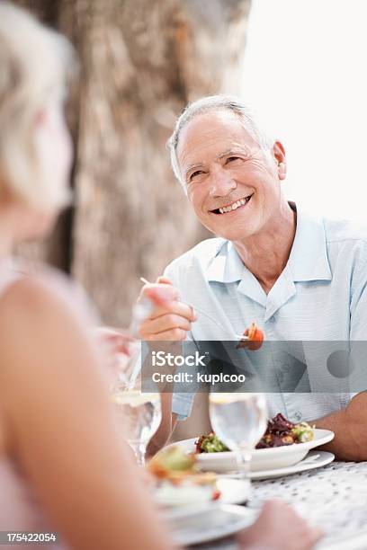 Lunch Z Pięknym Żona - zdjęcia stockowe i więcej obrazów Jeść kolację - Jeść kolację, Senior, 60-69 lat