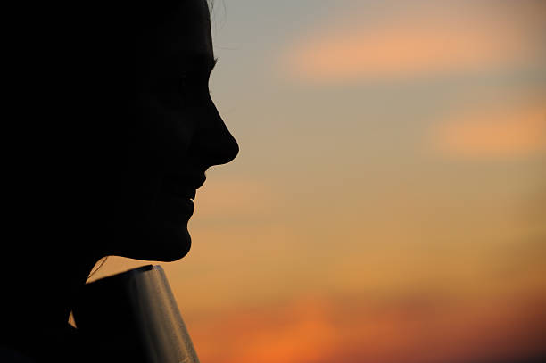 silhouette bei sonnenuntergang. - heaven women sunrise inspiration stock-fotos und bilder